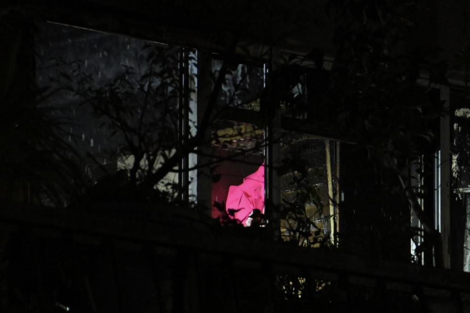 　再出火を防ぐ放水が行われた林家ペー・パー子宅と見られるマンションの一室（撮影・伊藤笙子）