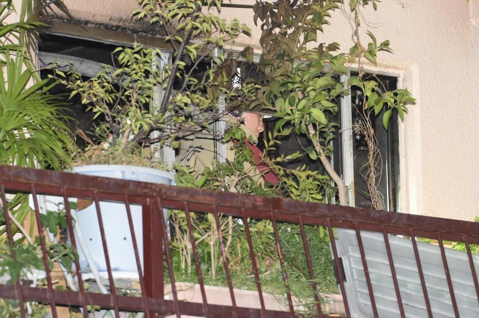 　再出火を防ぐ放水が行われた林家ペー・パー子宅と見られるマンションの一室（撮影・伊藤笙子）