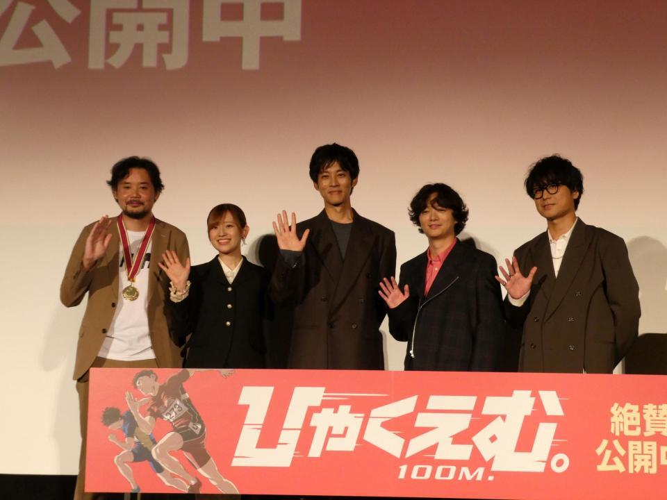 　写真に応じる（左から）岩井澤健治監督、高橋李依、松坂桃李、染谷将太、笠間淳