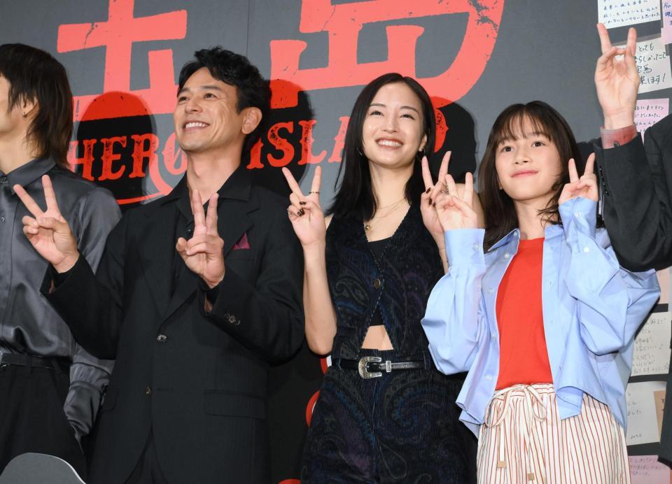 客席に向けてピースする広瀬すず（中央）。左は妻夫木聡、右は光路＝新宿バルト９（撮影・堀内翔）