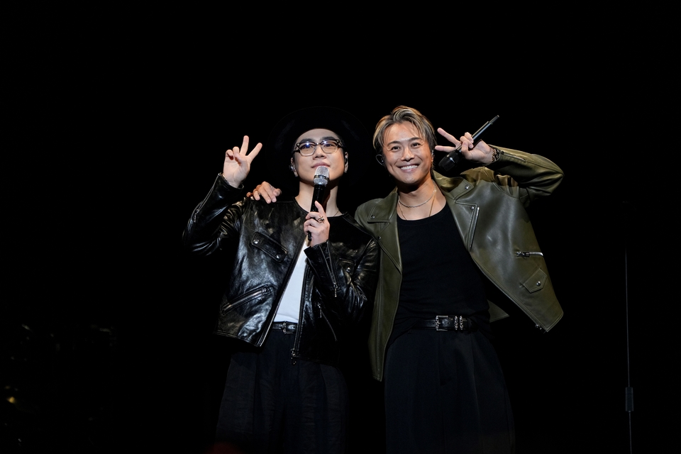 　日本武道館のステージでピースを掲げるØＭＩ（左）とＥＸＩＬＥ　ＴＡＫＡＨＩＲＯ