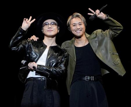 　ステージでピースするØＭＩ（左）とＥＸＩＬＥ　ＴＡＫＡＨＩＲＯ