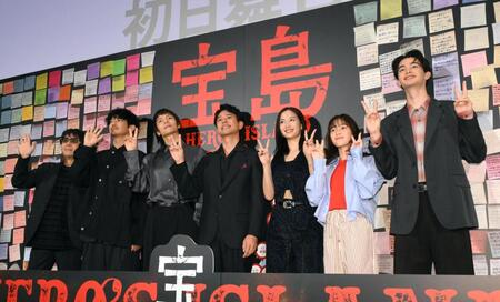 　客席に向かってピースをする（左から）大友啓史監督、永山瑛太、窪田正孝、妻夫木聡、広瀬すず、光路、栄莉弥（撮影・堀内翔