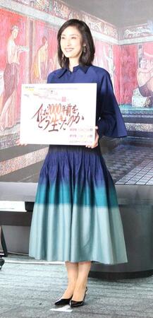 　笑顔を見せる天海祐希