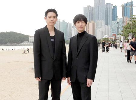 　釜山国際映画祭に出席した松村北斗（左）と奥山由之監督　©２０２５「秒速５センチメートル」製作委員会