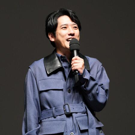 　舞台あいさつに登壇した二宮和也　©２０２５　映画「８番出口」製作委員会