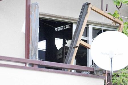 　林家ペー・パー子の自宅を実況見分する消防隊員（撮影・伊藤笙子）