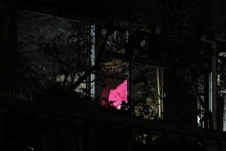 　再出火を防ぐ放水が行われた林家ペー・パー子宅と見られるマンションの一室（撮影・伊藤笙子）