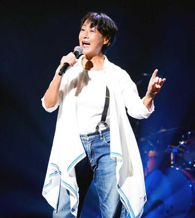 　熱唱するＥＰＯ