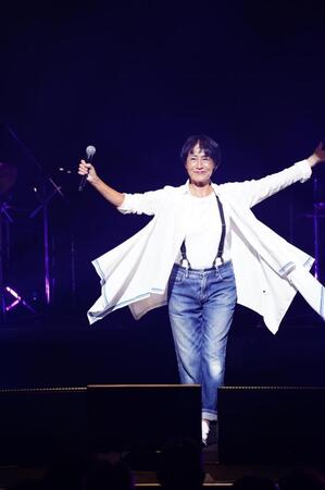 　熱唱するＥＰＯ