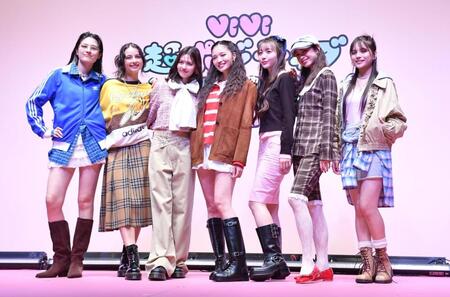 　イベントでしポーズを決める（左から）アリアナさくら、嵐莉菜、村上愛花、せいら、雑賀サクラ、ブリッジマン遊七、有坂心花（撮影・開出牧）