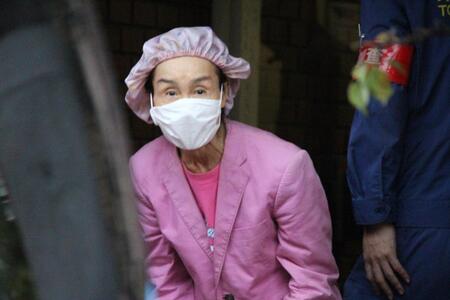 　自宅から出る林家パー子