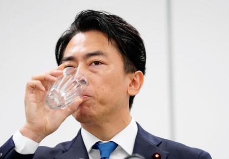 　記者会見中に水を飲む小泉農相