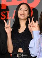 　フォトセッションでピースをする広瀬すず（撮影・堀内翔）