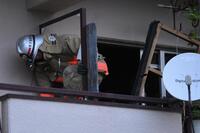 　火災があった林家ペー・パー子宅の実況見分を行う消防隊員（撮影・伊藤笙子）