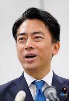 　記者会見で質問に答える小泉農相。自民党総裁選への立候補を正式表明した