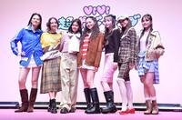 　イベントでしポーズを決める（左から）アリアナさくら、嵐莉菜、村上愛花、せいら、雑賀サクラ、ブリッジマン遊七、有坂心花（撮影・開出牧）