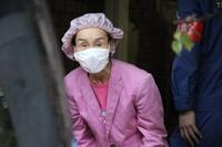 　自宅から出る林家パー子