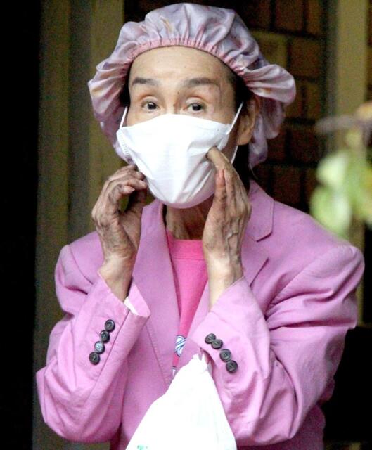 パー子、手はすすで黒色に 火災現場の自宅に戻って警察、消防に