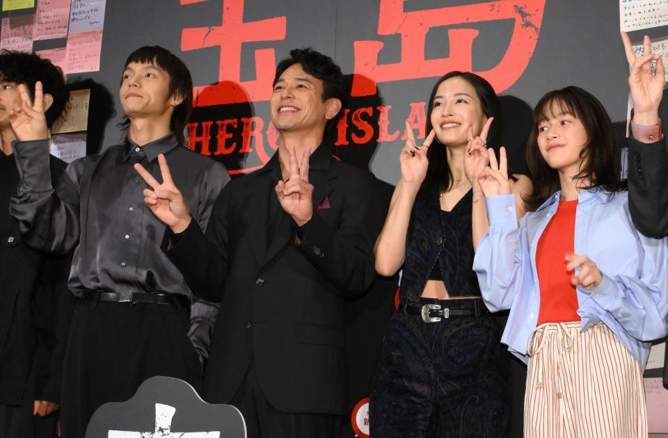 　客席に向けてピースをする（左から）窪田正孝、妻夫木聡、広瀬すず、光路（撮影・堀内翔）