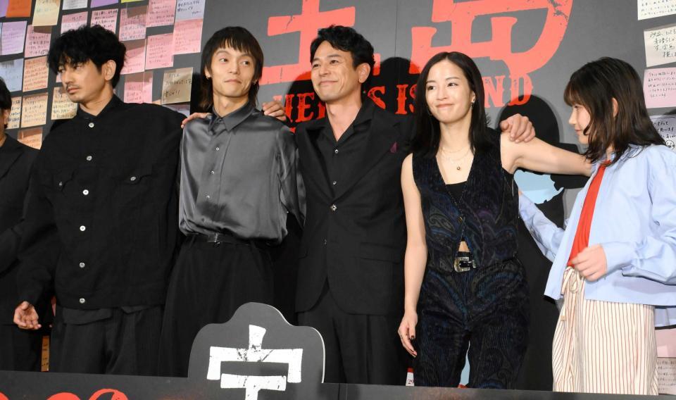 　壇上で肩を組む（左から）永山瑛太、窪田正孝、妻夫木聡、広瀬すず、光路（撮影・堀内翔）