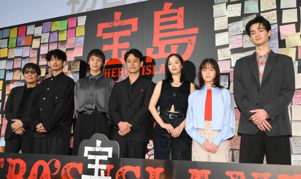 　映画「宝島」公開初日舞台あいさつに登場した（左から）大友啓史監督、永山瑛太、窪田正孝、妻夫木聡、広瀬すず、光路、栄莉弥（撮影・堀内翔）