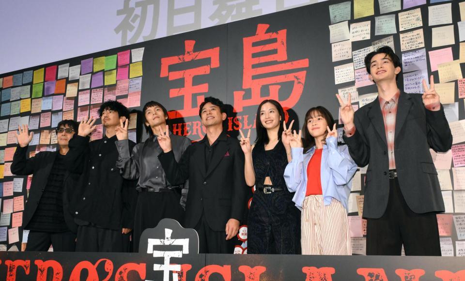 　客席に向かってピースをする（左から）大友啓史監督、永山瑛太、窪田正孝、妻夫木聡、広瀬すず、光路、栄莉弥（撮影・堀内翔