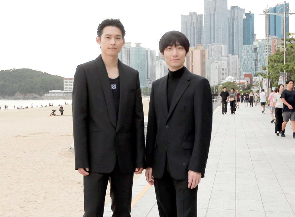 　釜山国際映画祭に出席した松村北斗（左）と奥山由之監督　©２０２５「秒速５センチメートル」製作委員会