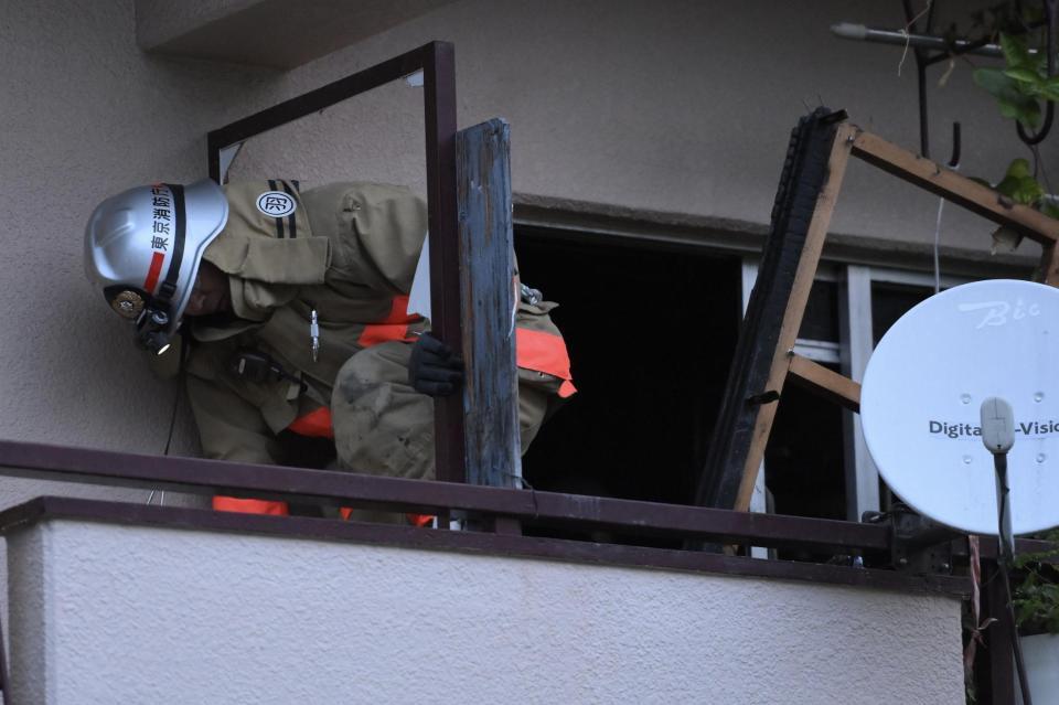 　火災があった林家ペー・パー子宅の実況見分を行う消防隊員（撮影・伊藤笙子）