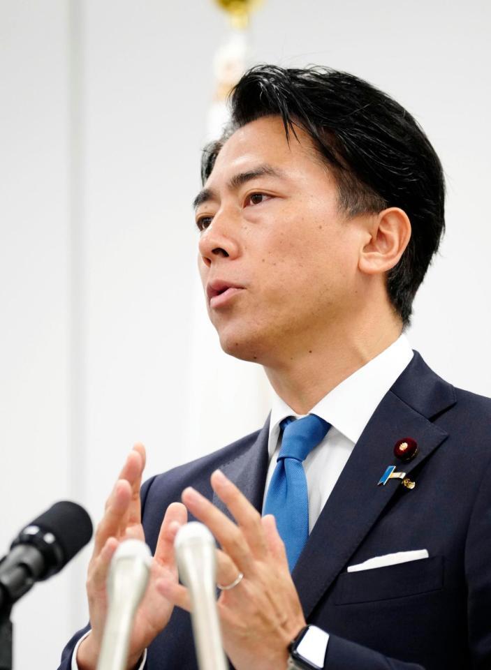 　記者会見で質問に答える小泉農相。自民党総裁選への立候補を正式表明した