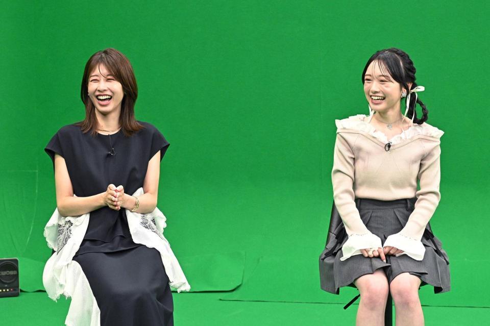 　マヌケ映像に大笑いする加藤綾子（左）とインフルエンサーのひまひま【©テレビ東京】