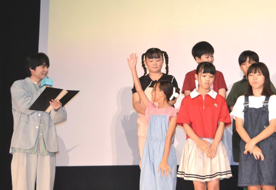 　映画「ふつうの子ども」４年１組特別授業イベントで出欠確認をする風間俊介（左端）