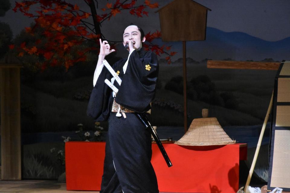 　殿様姿で熱唱する辰巳ゆうと