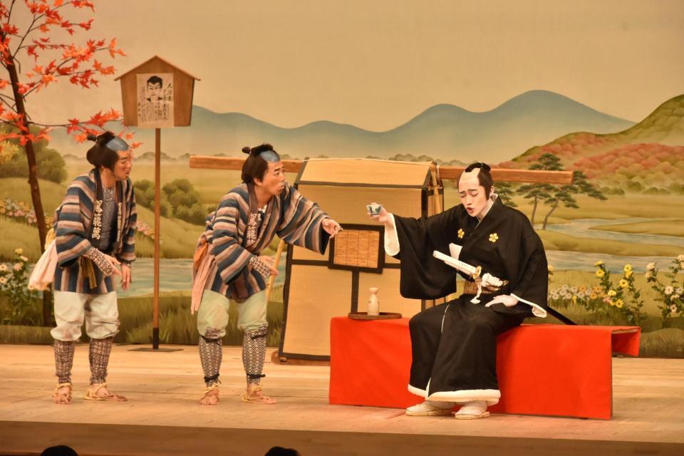 　藤山扇治郎（中央）らと軽快なやりとりを見せる辰巳ゆうと（右）