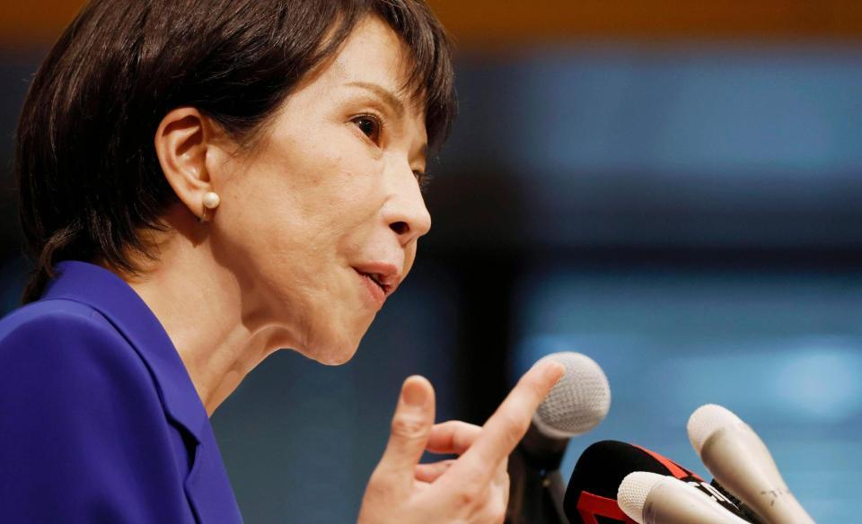 　自民党総裁選への立候補を正式に表明し、記者会見で質問に答える高市前経済安保相＝１９日