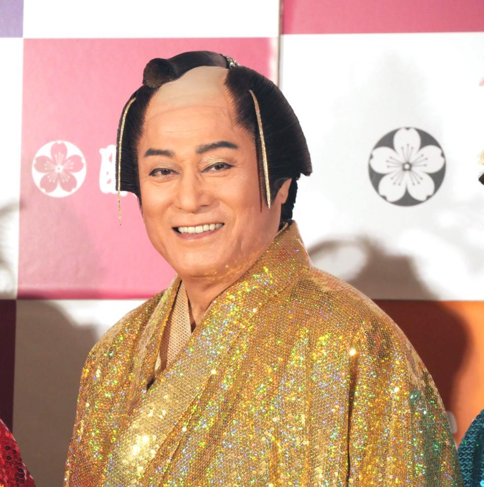 　会見に出席した松平健