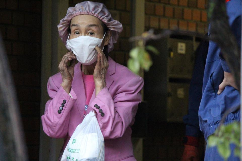 　すすのついた手で自宅を出る林家パー子