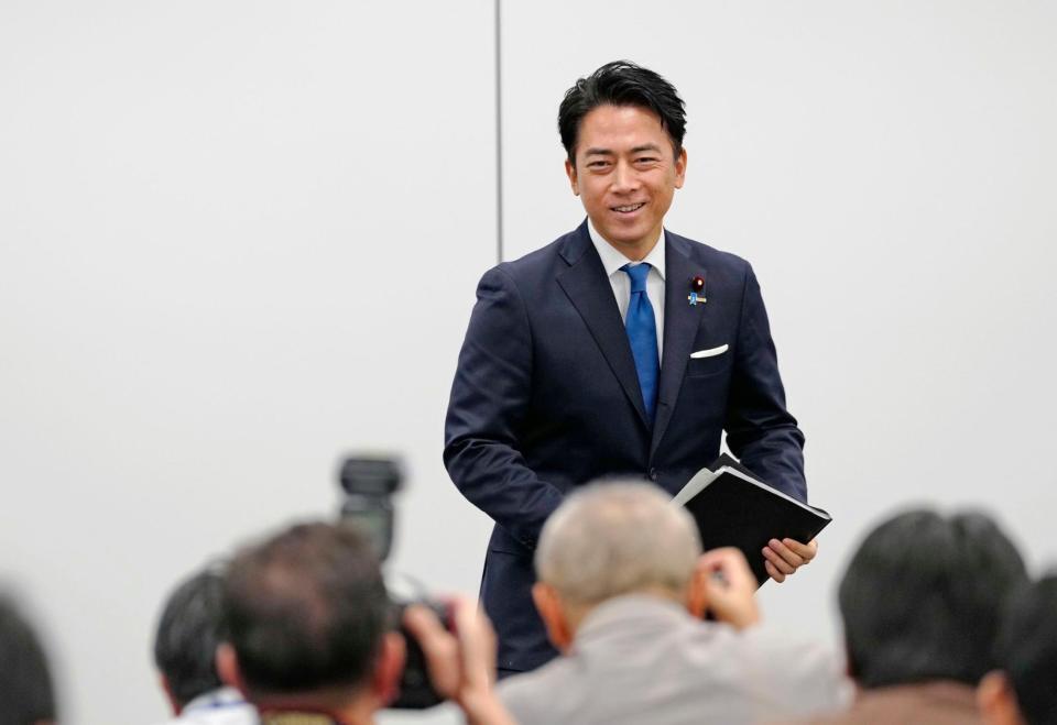 　自民党総裁選への立候補を正式表明した記者会見を終え、引き揚げる小泉農相