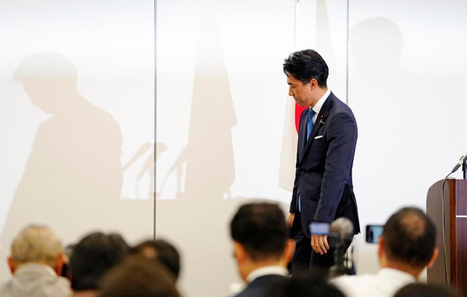 　自民党総裁選への立候補を正式表明した記者会見を終え、引き揚げる小泉農相