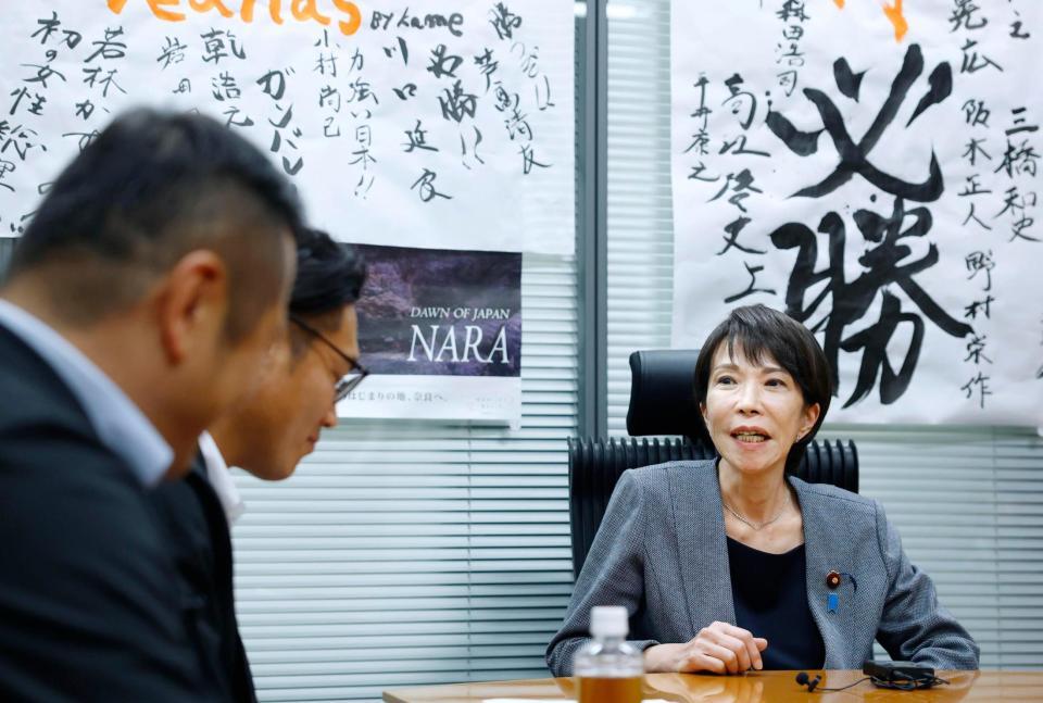 　奈良県議らと意見交換する高市前経済安保相