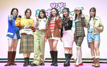 　ポーズを決める（左から）アリアナさくら、嵐莉菜、村上愛花、せいら、雑賀サクラ、ブリッジマン遊七、有坂心花（撮影・開出牧）