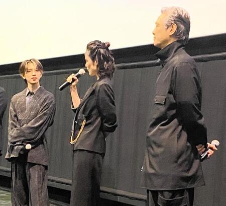 　舞台あいさつに登壇した（左から）岩橋玄樹、彩凪翔、加藤雅也