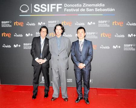 　サン・セバスティアン国際映画祭に参加した（左から）阪本順治監督、若葉竜也、田部井進也氏　©２０２５「てっぺんの向こうにあなたがいる」製作委員会