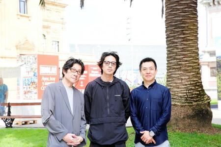 　サン・セバスティアン国際映画祭に参加した（左から）阪本順治監督、若葉竜也、田部井進也氏　©２０２５「てっぺんの向こうにあなたがいる」製作委員会