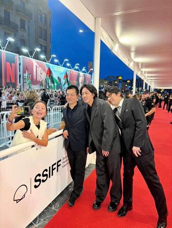 　記念撮影に応じる（右から）阪本順治監督、若葉竜也、田部井進也氏　©２０２５「てっぺんの向こうにあなたがいる」製作委員会