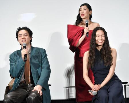 　アンミカ（中央）のあいさつに笑顔を見せる菅田将暉（左）と二階堂ふみ（撮影・持木克友）