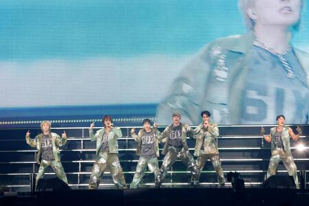 　初日のステージで熱くパフォーマンスするＧＥＮＥＲＡＴＩＯＮＳの（左から）白濱亜嵐、数原龍友、小森隼、佐野玲於、片寄涼太、中務裕太