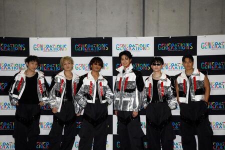 　アリーナツアー初日の本番前に気合を入れたＧＥＮＥＲＡＴＩＯＮＳの（左から）小森隼、白濱亜嵐、数原龍友、片寄涼太、佐野玲於、中務裕太