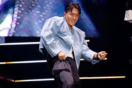 　アリーナツアー初日のステージで熱くパフォーマンスした中務裕太