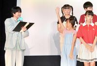 　出欠確認を取る“風間先生”（左端）